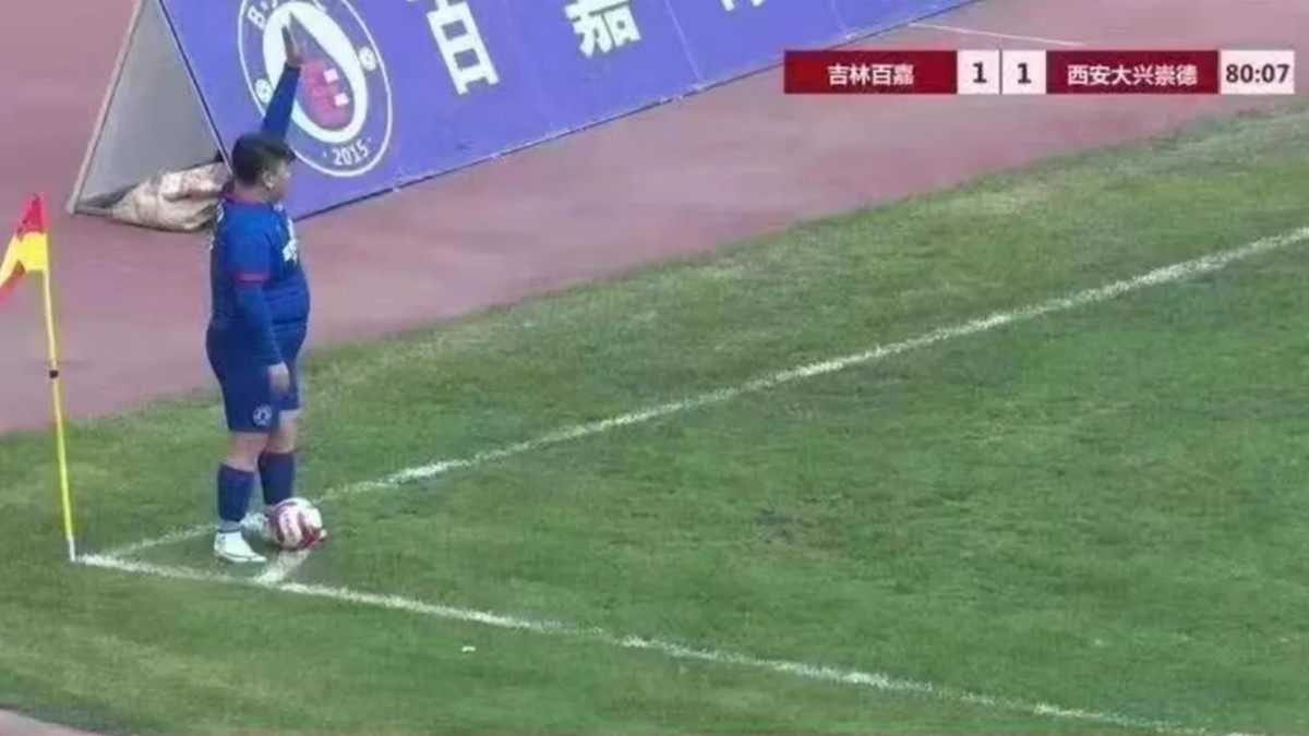 Китайський футбольний клуб підписав контракт з пишнотілим 126-кілограмовим гравцем - фото 1
