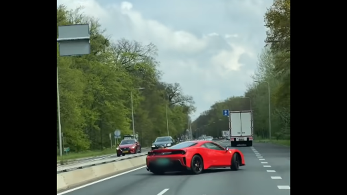 Горе-водій розбив рідкісну Ferrari за один день: момент епічної аварії потрапив на відео