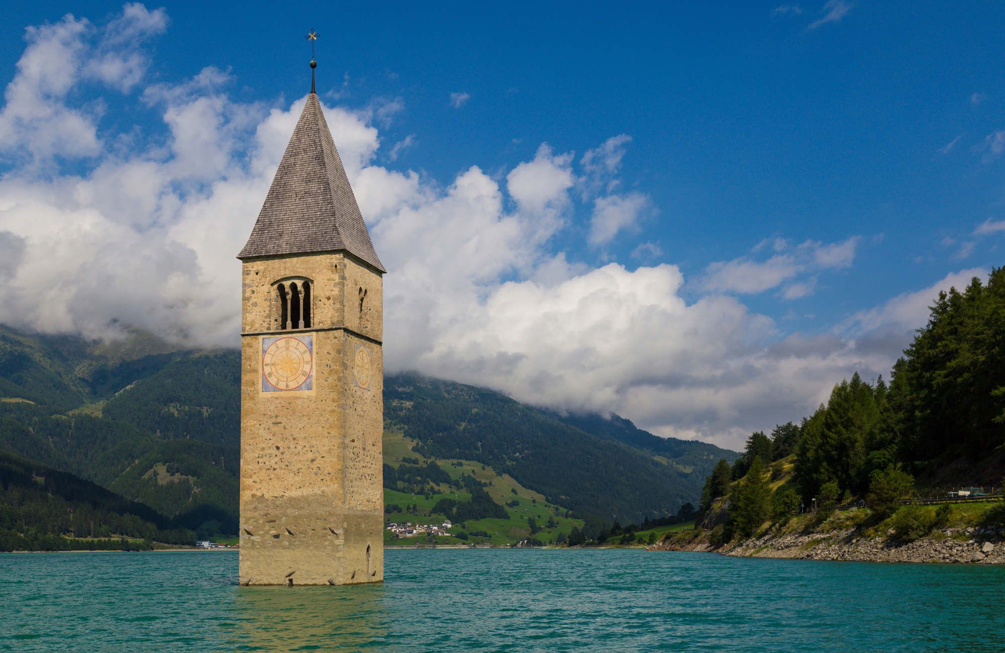 В Італії посеред озера з'явилися будівлі затопленого села