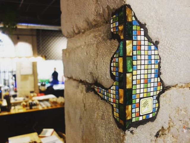 Французький художник латає ями на дорогах мозаїками, перетворюючи вулиці в артоб'єкти - фото 460117