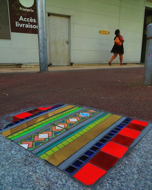Французький художник латає ями на дорогах мозаїками, перетворюючи вулиці в артоб'єкти - фото 460118