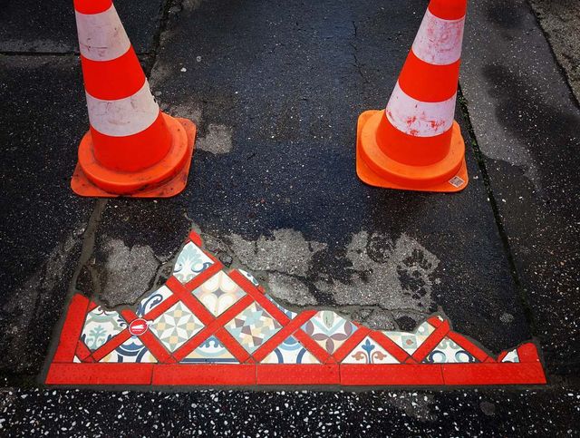 Французький художник латає ями на дорогах мозаїками, перетворюючи вулиці в артоб'єкти - фото 460119