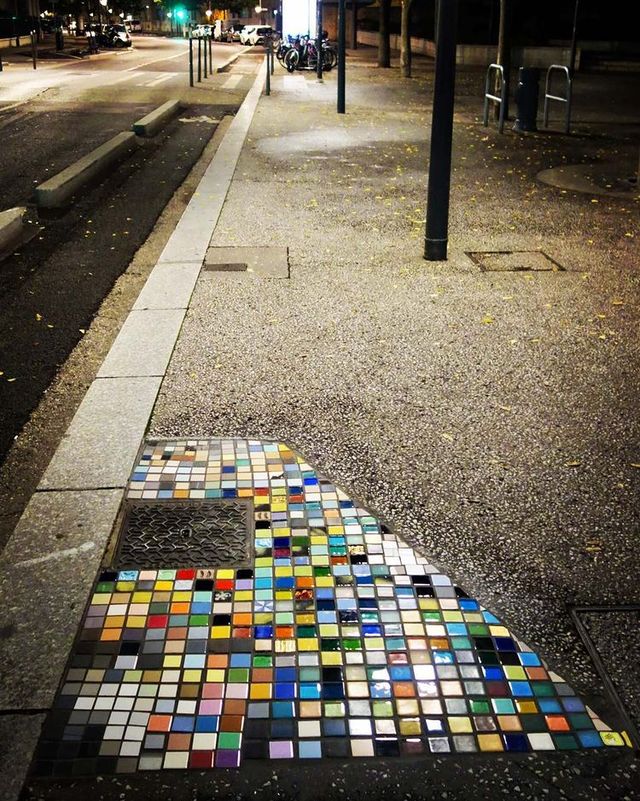 Французький художник латає ями на дорогах мозаїками, перетворюючи вулиці в артоб'єкти - фото 460120