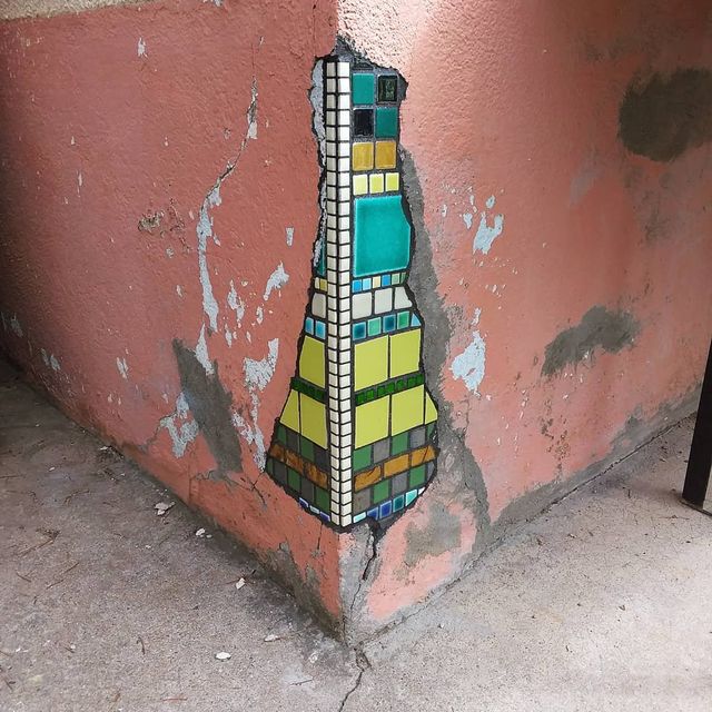 Французький художник латає ями на дорогах мозаїками, перетворюючи вулиці в артоб'єкти - фото 460122