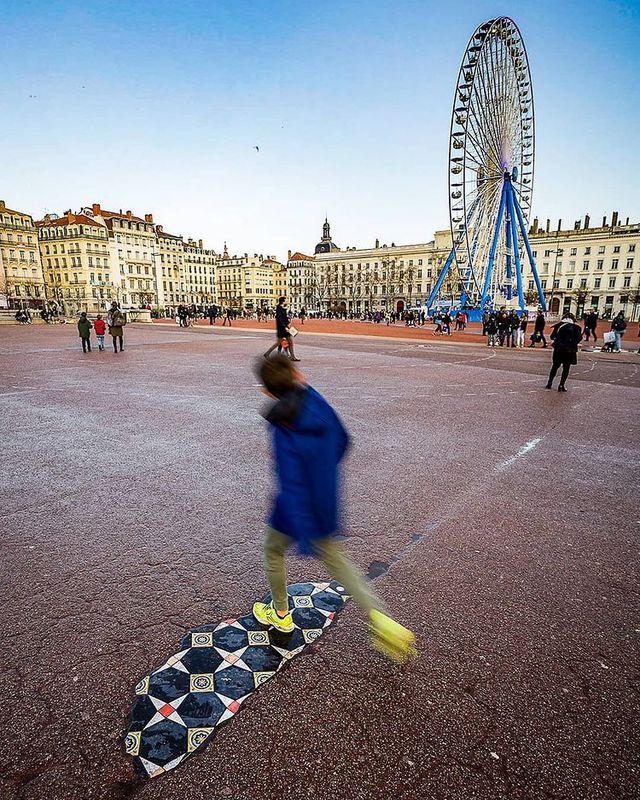 Французький художник латає ями на дорогах мозаїками, перетворюючи вулиці в артоб'єкти - фото 460123