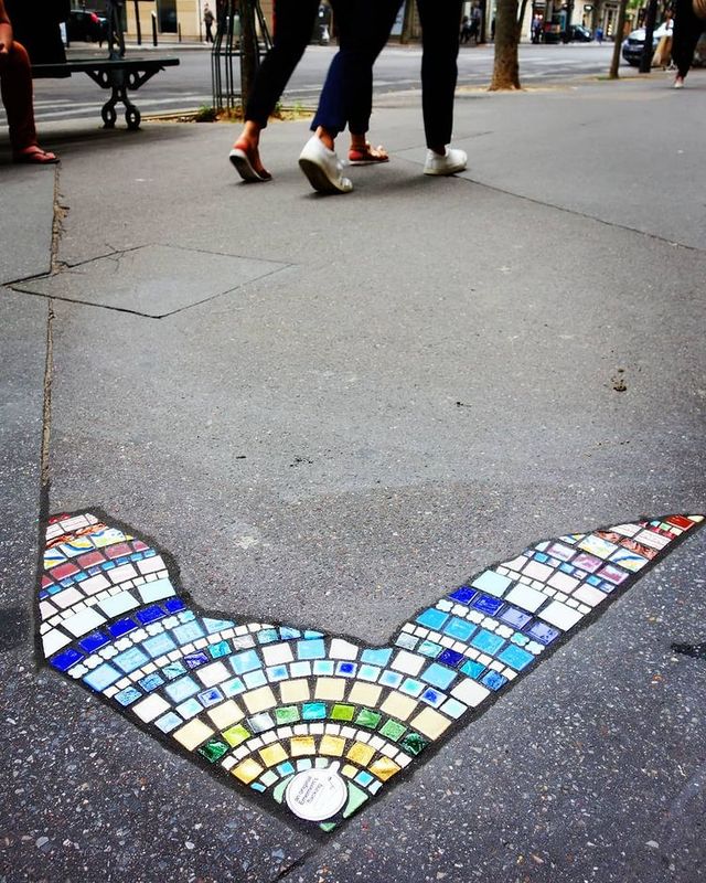 Французький художник латає ями на дорогах мозаїками, перетворюючи вулиці в артоб'єкти - фото 460124