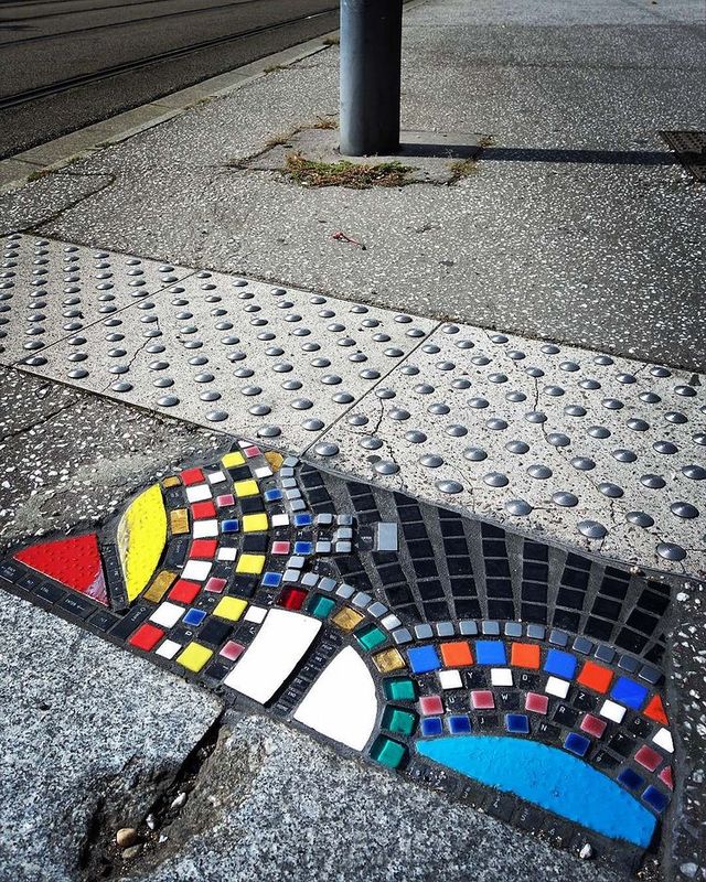 Французький художник латає ями на дорогах мозаїками, перетворюючи вулиці в артоб'єкти - фото 460125
