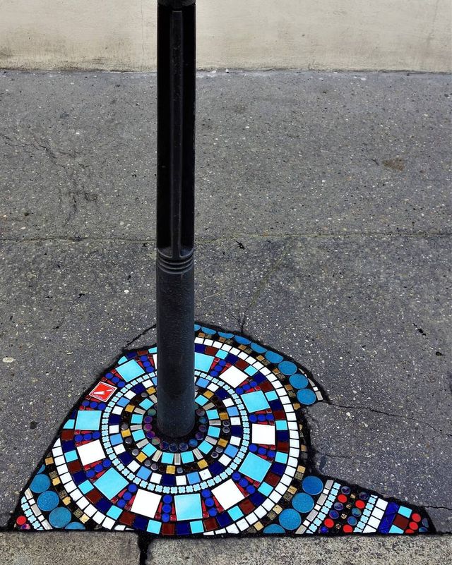Французький художник латає ями на дорогах мозаїками, перетворюючи вулиці в артоб'єкти - фото 460126