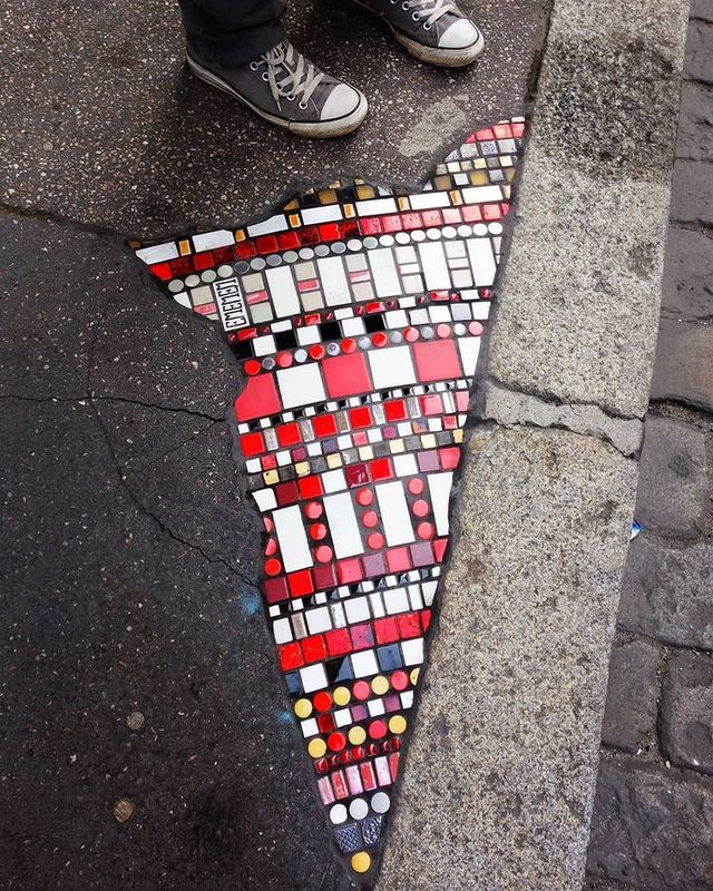 Французький художник латає ями на дорогах мозаїками, перетворюючи вулиці в артоб'єкти - фото 460128