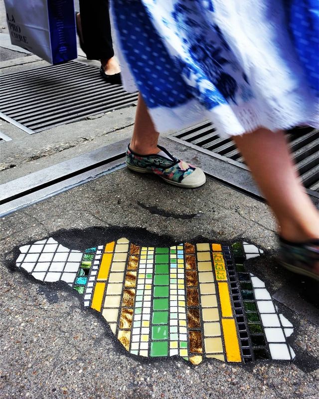 Французький художник латає ями на дорогах мозаїками, перетворюючи вулиці в артоб'єкти - фото 460129