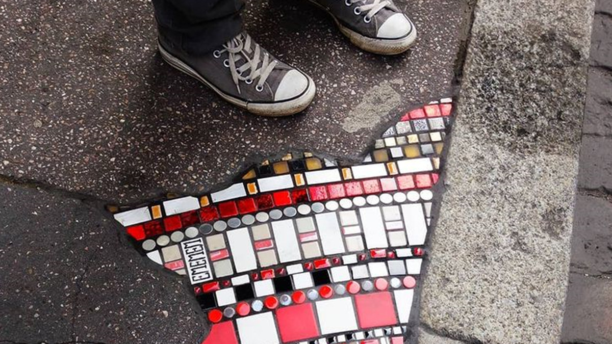 Французький художник латає ями на дорогах мозаїками, перетворюючи вулиці в артоб'єкти - фото 1