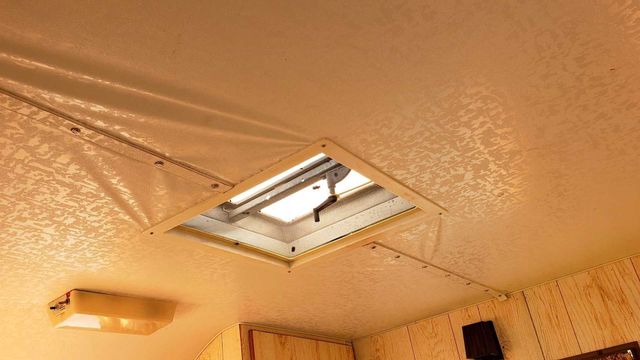 Volkswagen Beetle 70-х років перетворили в атмосферний дім на колесах - фото 460188