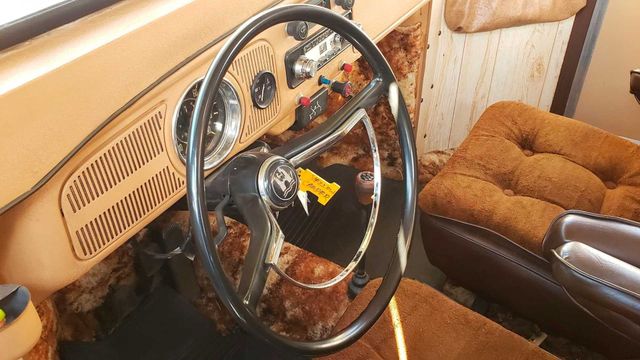 Volkswagen Beetle 70-х років перетворили в атмосферний дім на колесах - фото 460192