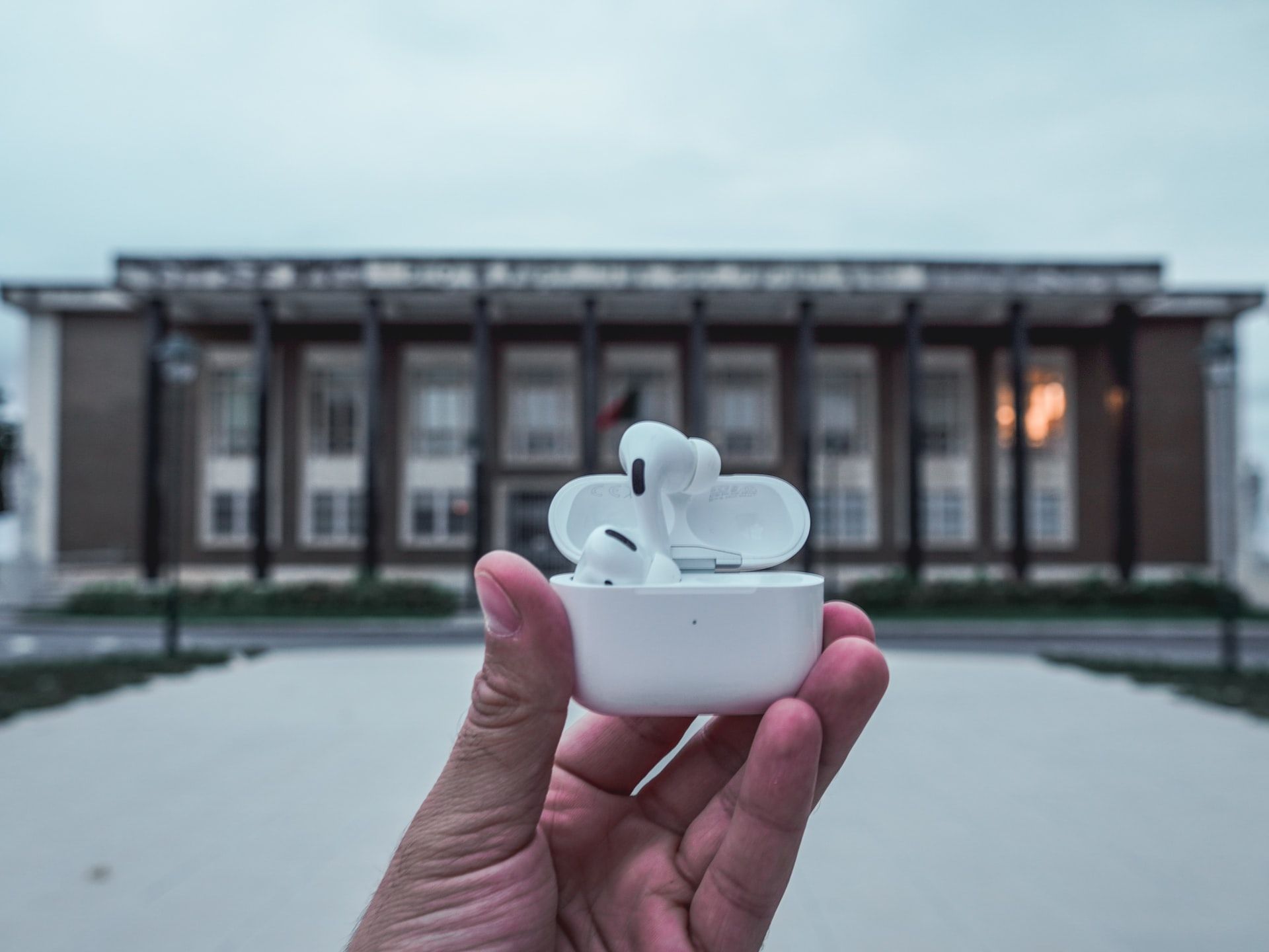 AirPods Pro вибухнули під час зарядки - фото 1