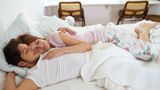 Вчені пояснили, чим корисний сон в одному ліжку