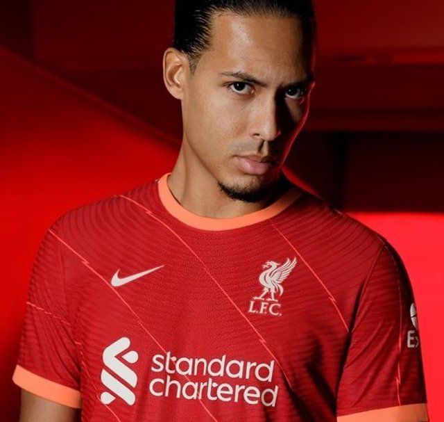 Привіт з 1964-го: Ліверпуль представив нову домашню форму - фото 460308