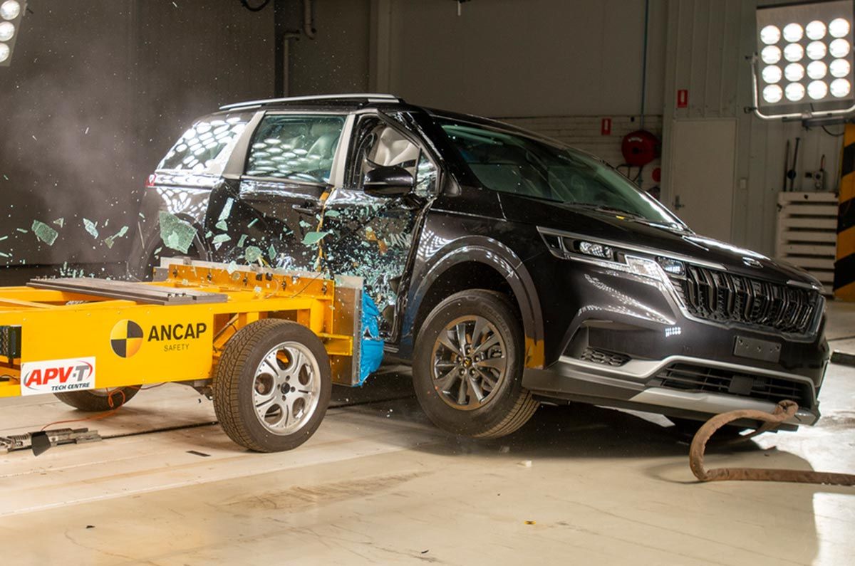 Дивіться, як Kia Carnival проходить краш-тест