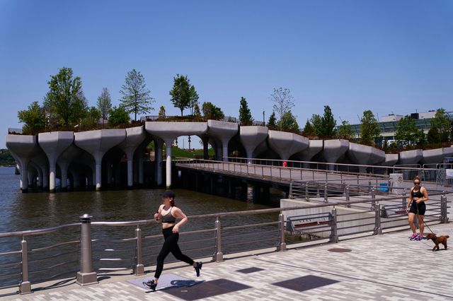 У Нью-Йорку відкрили унікальний парк на воді: круті фото - фото 460604