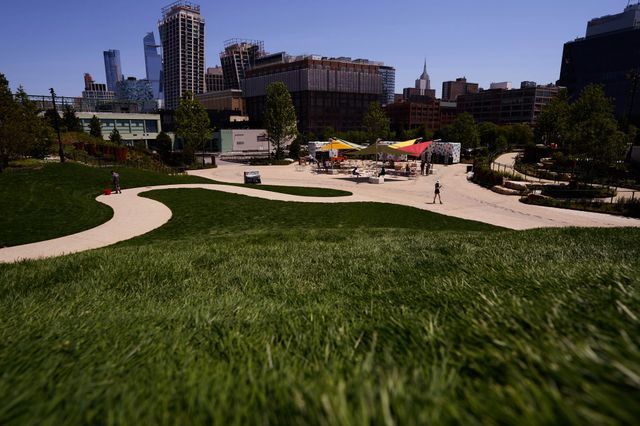 У Нью-Йорку відкрили унікальний парк на воді: круті фото - фото 460606