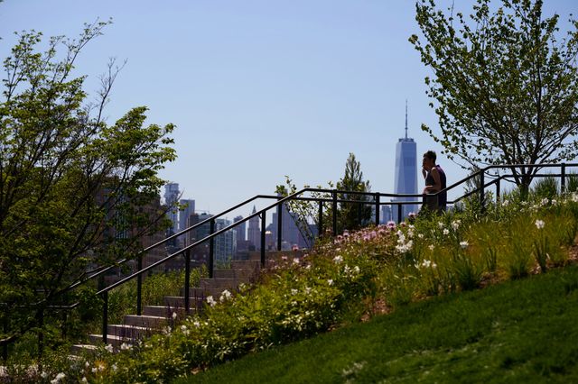 У Нью-Йорку відкрили унікальний парк на воді: круті фото - фото 460611