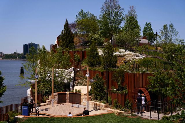 У Нью-Йорку відкрили унікальний парк на воді: круті фото - фото 460612