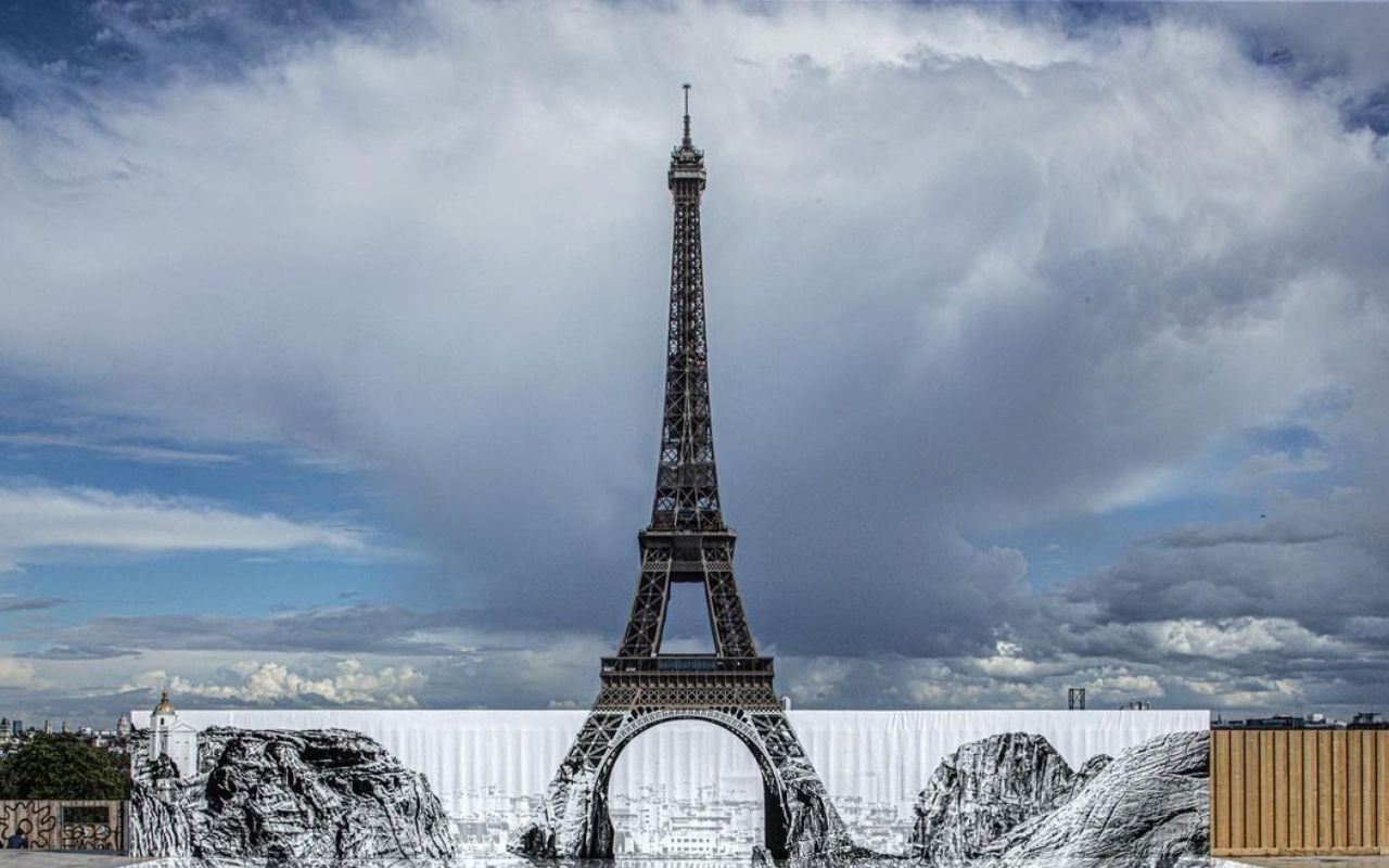 Французький вуличний художник створив оптичну ілюзію з Ейфелевою вежею