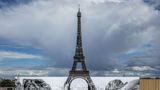 Французький вуличний художник створив оптичну ілюзію з Ейфелевою вежею