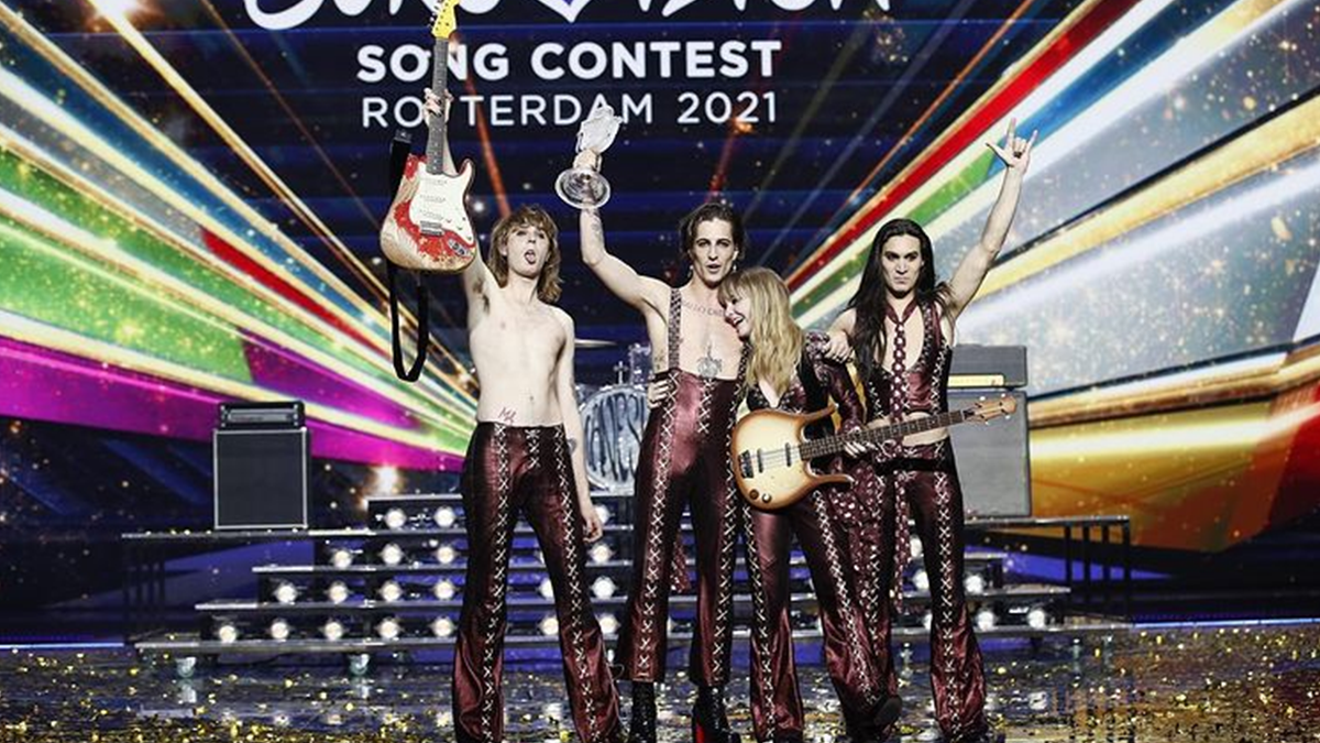 Переможець Євробачення 2021 порвав штани на сцені: курйозне відео з солістом Måneskin