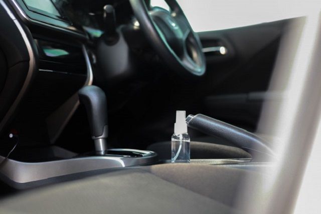 Пляшка з водою, готівка та присоска: 10 речей, які ми звикли залишати в машині, а не можна - фото 460700