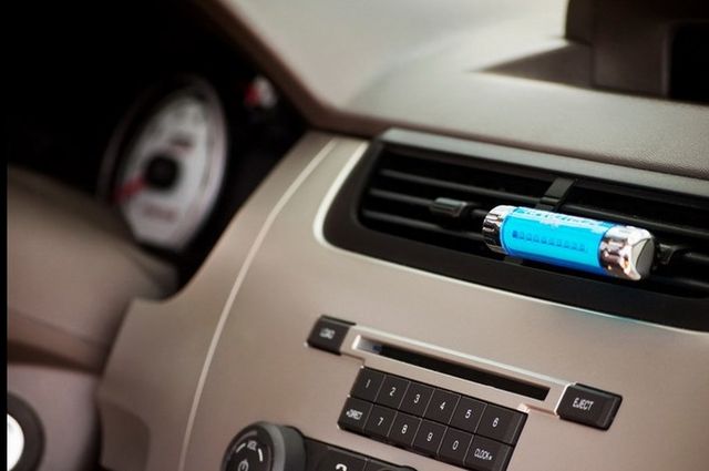 Пляшка з водою, готівка та присоска: 10 речей, які ми звикли залишати в машині, а не можна - фото 460703