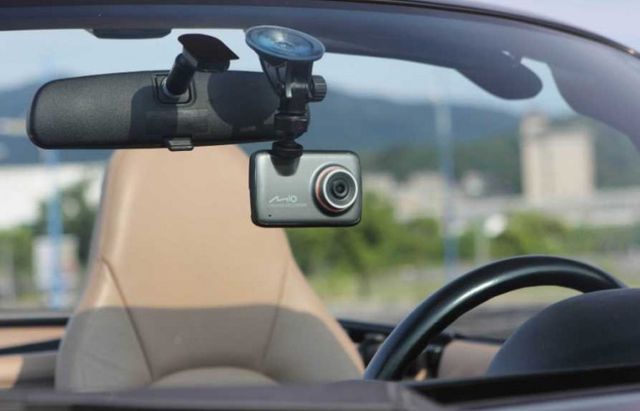 Пляшка з водою, готівка та присоска: 10 речей, які ми звикли залишати в машині, а не можна - фото 460704