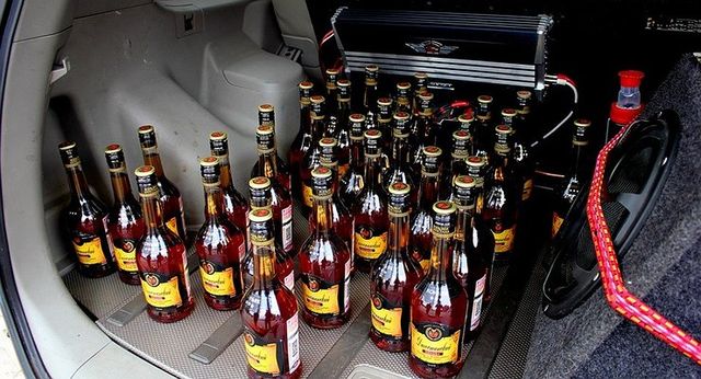 Пляшка з водою, готівка та присоска: 10 речей, які ми звикли залишати в машині, а не можна - фото 460705