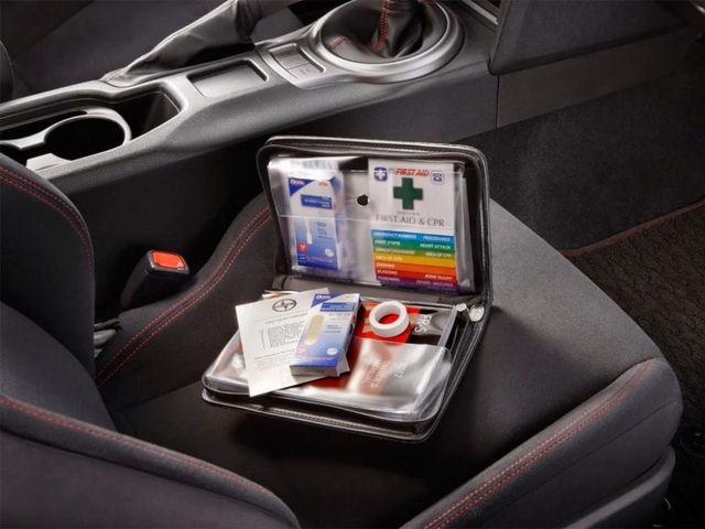 Пляшка з водою, готівка та присоска: 10 речей, які ми звикли залишати в машині, а не можна - фото 460708