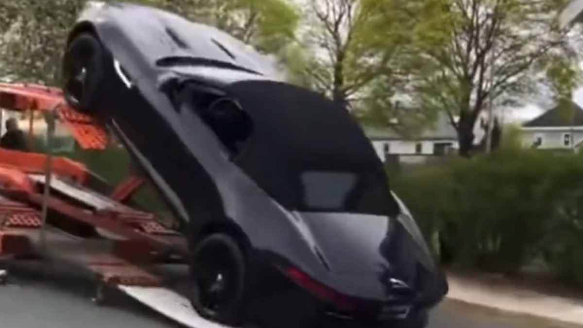 Подивіться, як не треба розвантажувати розкішні авто: епічне відео