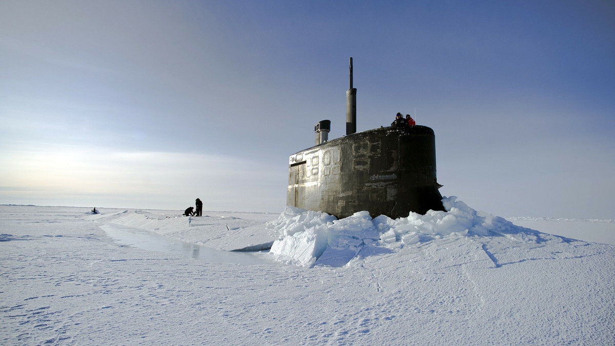 Як підводний човен спливає крізь лід - фото 1