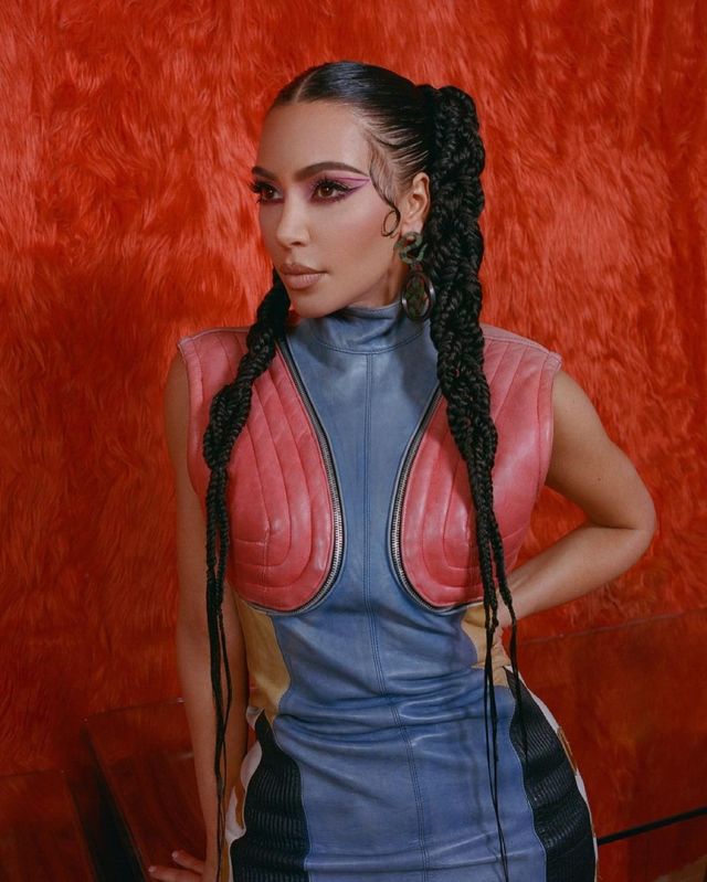 Кім Кардашян підкорила підписників незвичайною фотосесією - фото 460780