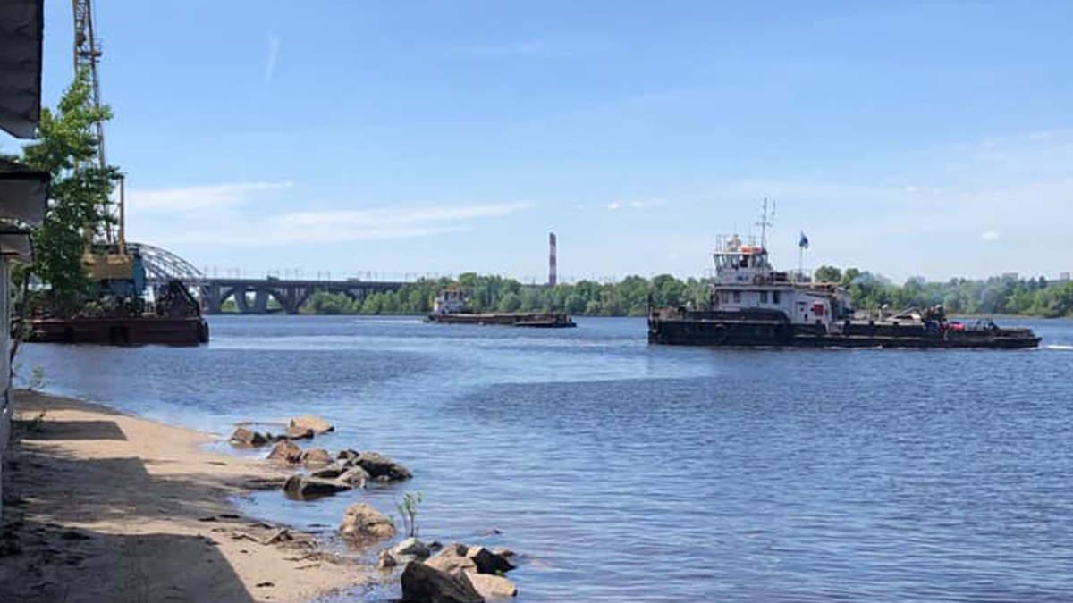 У Києві по Дніпру плавала некерована баржа з краном: відео