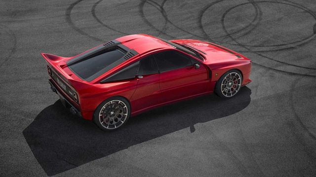 Ентузіасти оновили й модифікували легендарну Lancia 037 з 80-х: ефектні фото - фото 460908