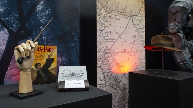 Окуляри Гаррі Поттера і капелюх Індіани Джонса виставили на аукціон - фото 461006