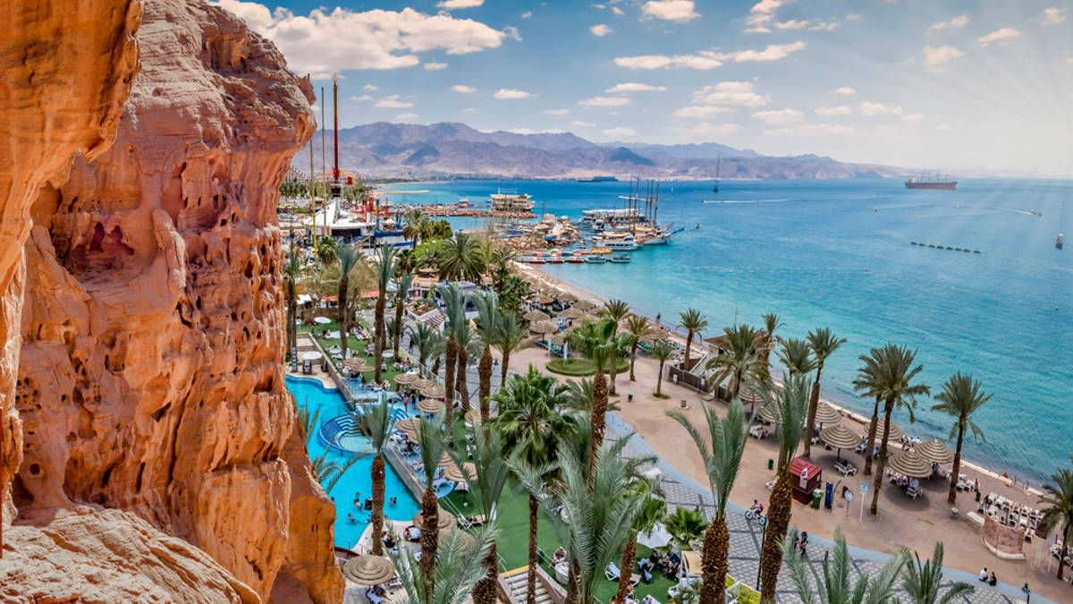 Яка країна першою у світі зніме карантинні обмеження