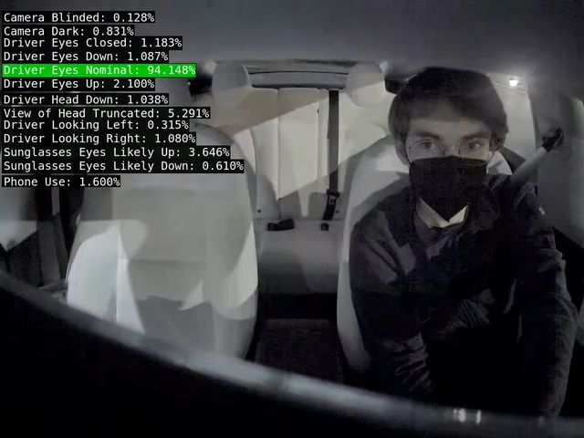 Камеру в салоні Tesla навчили слідкувати за водієм: для чого це зроблено - фото 461262