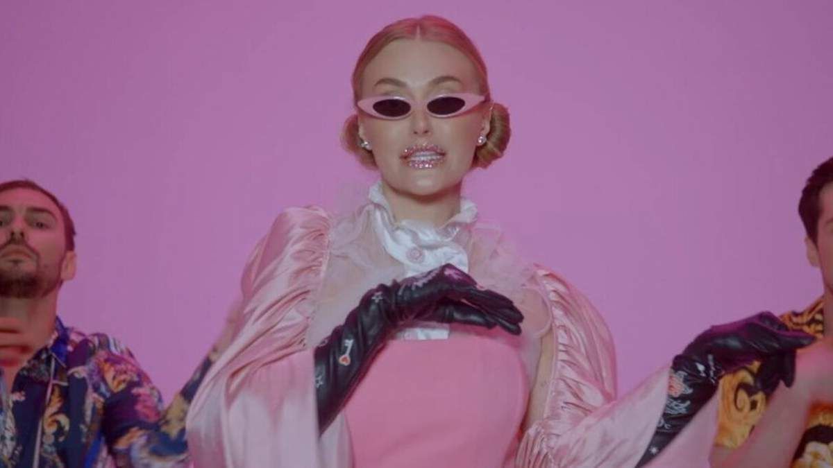 Слава Камінська кардинально змінила імідж у новому кліпі