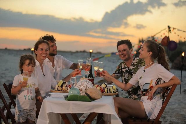 Дмитро Комаров показав атмосферні знімки з дружиною на українських Мальдівах - фото 461405