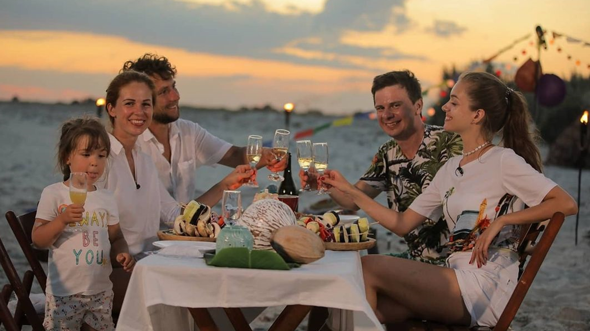 Дмитро Комаров показав атмосферні знімки з дружиною на українських Мальдівах - фото 1