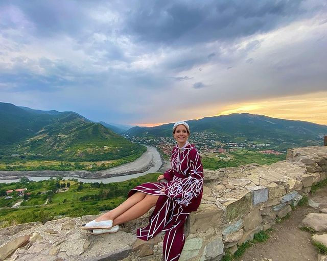 Вагітна Катя Осадча показала ефектні фото з Грузії в розкішній сукні - фото 461517