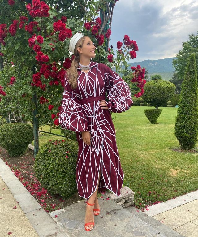 Вагітна Катя Осадча показала ефектні фото з Грузії в розкішній сукні - фото 461520