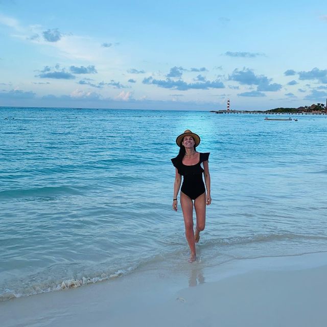 Маша Єфросиніна спокусила мережу пляжними фото у купальнику - фото 461576