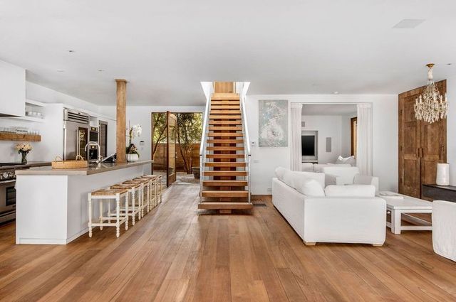 Памела Андерсон продає розкішний особняк з приватним пляжем на березі океану: фото - фото 461655