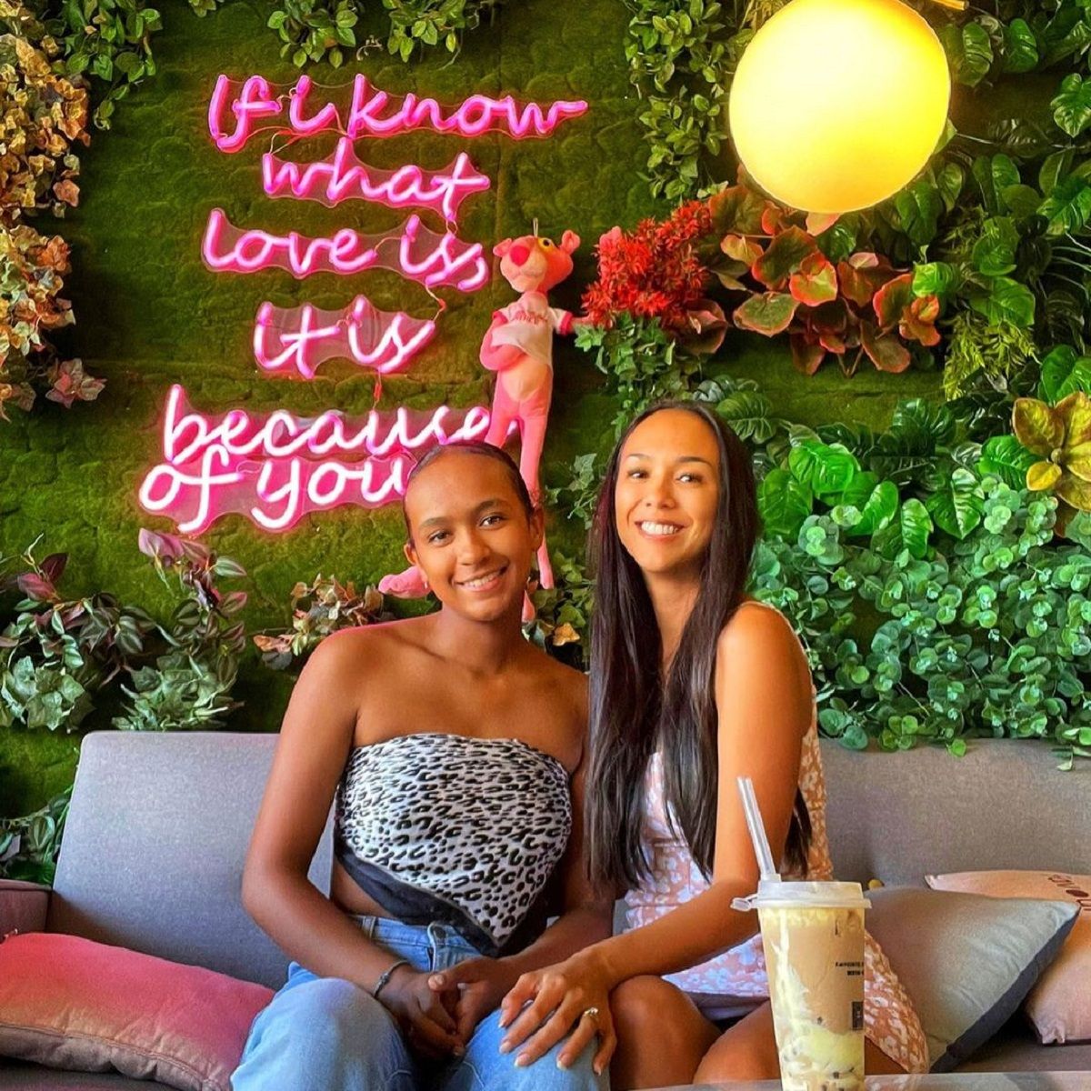 Знайдіть матусю: цю красуню плутають з її донькою (відео)