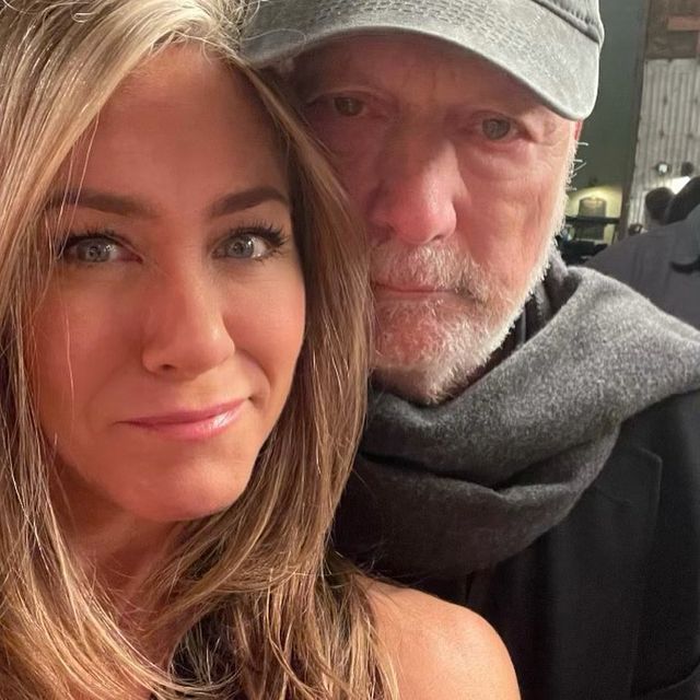 Дженніфер Еністон порадувала шанувальників свіжими фото зі зйомок спецвипуску Друзів - фото 461835